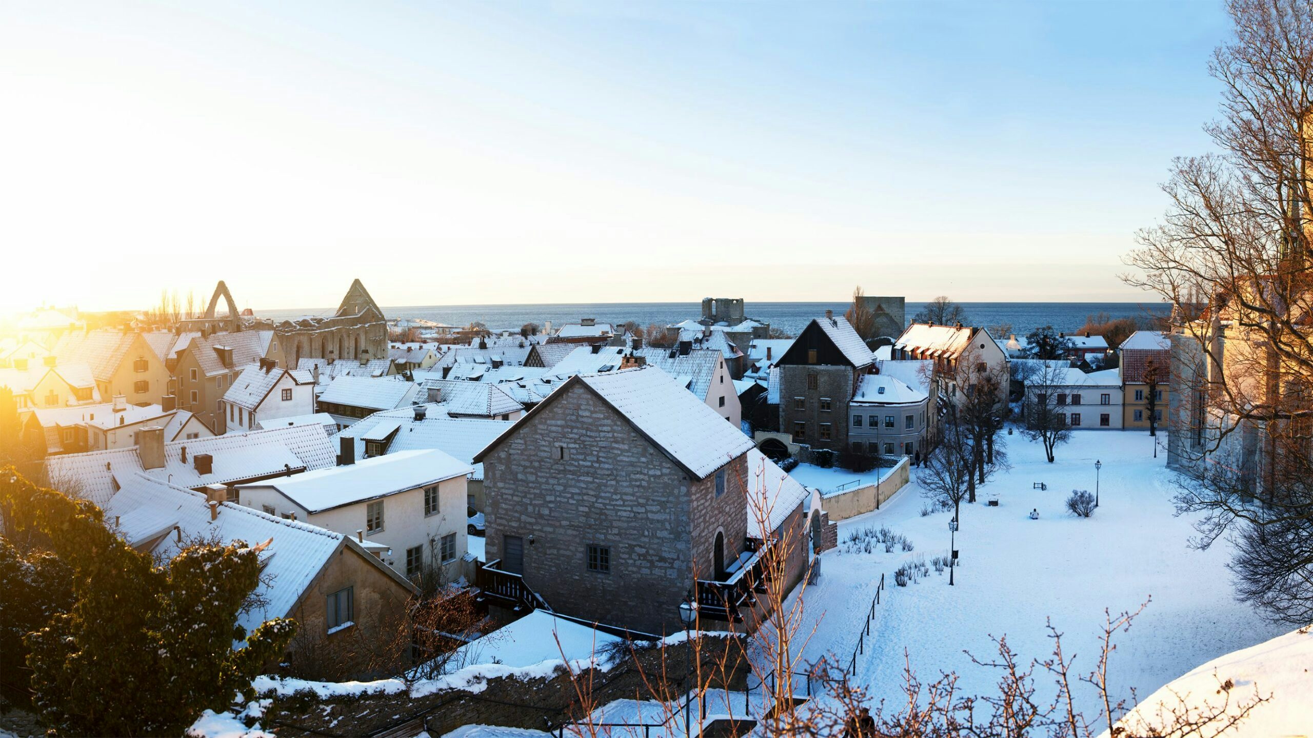 Visby i snö, utsikt från Kyrkberget