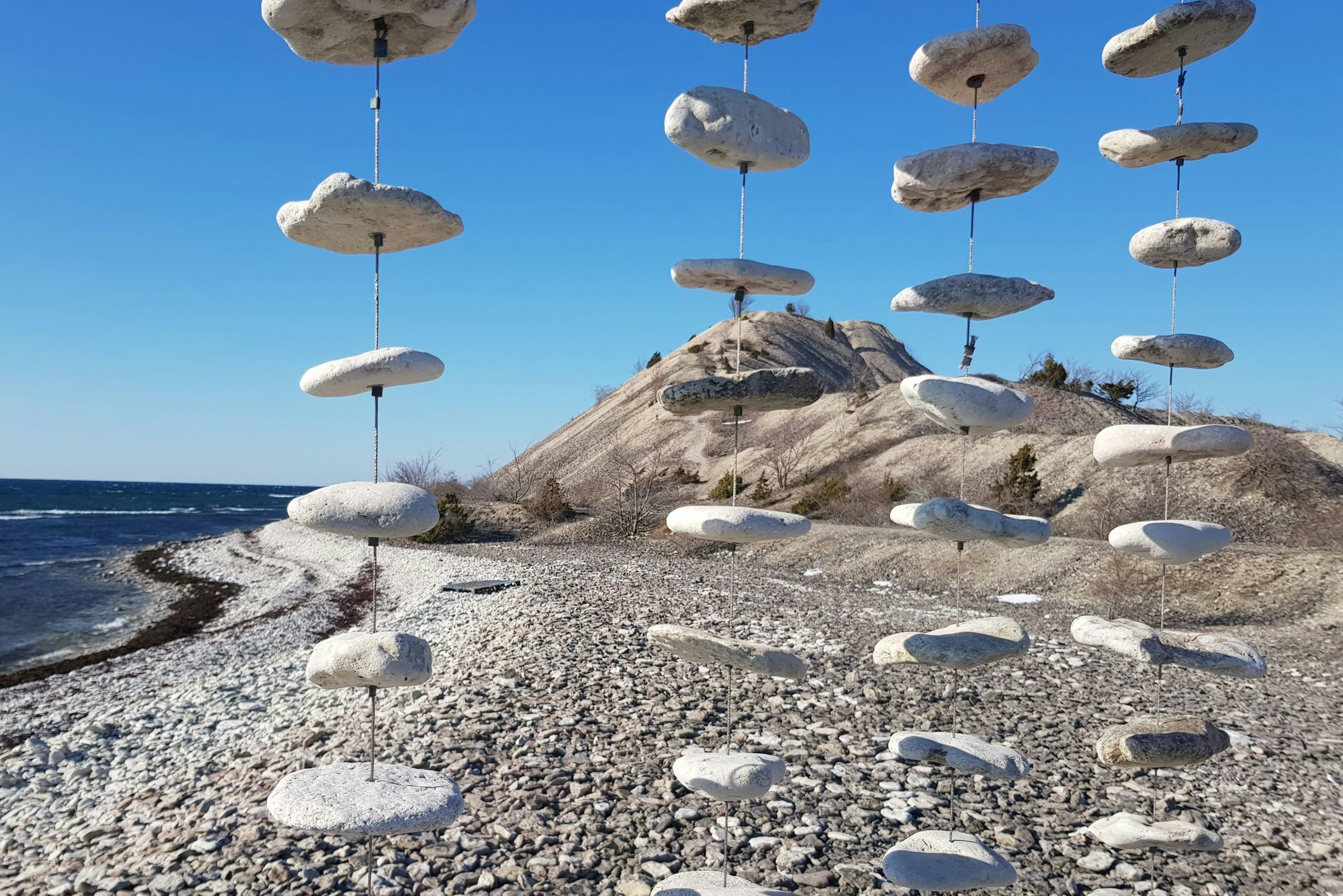 Konstverk med stenar på stranden i Bläse