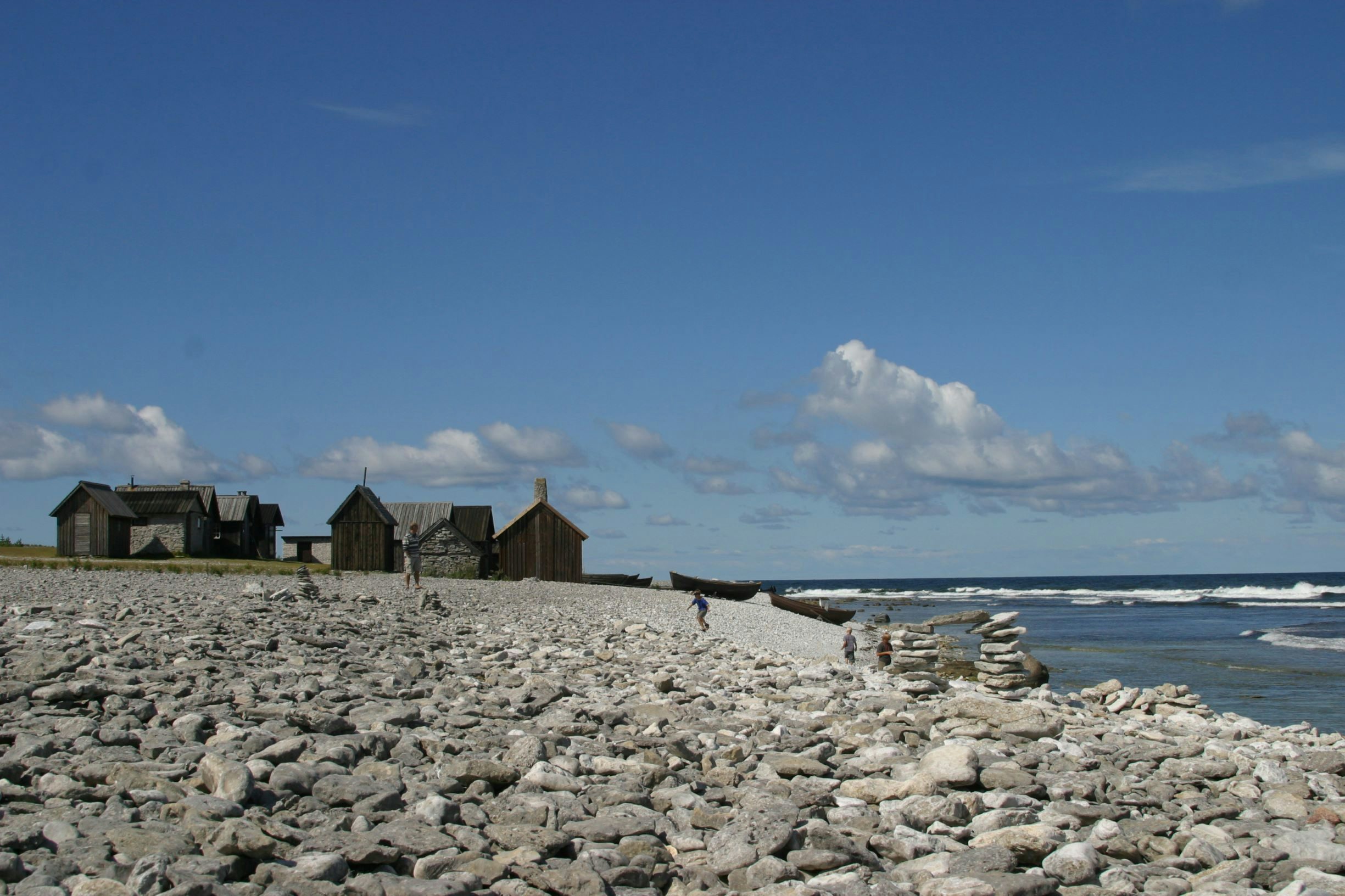 stenstrand och fiskebodar på Fårö