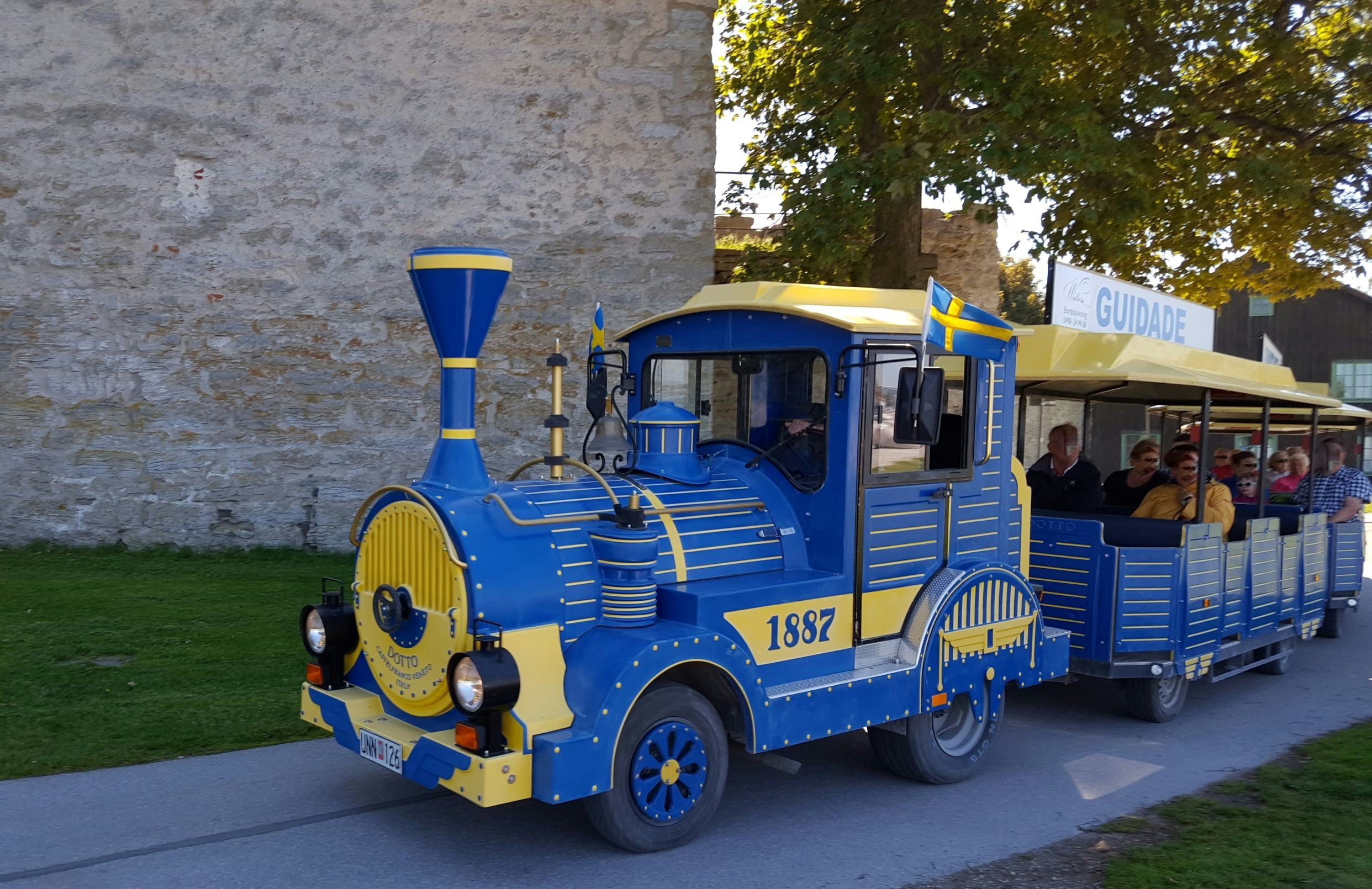 Det blå-gula tåget passerar kruttornet i Visby