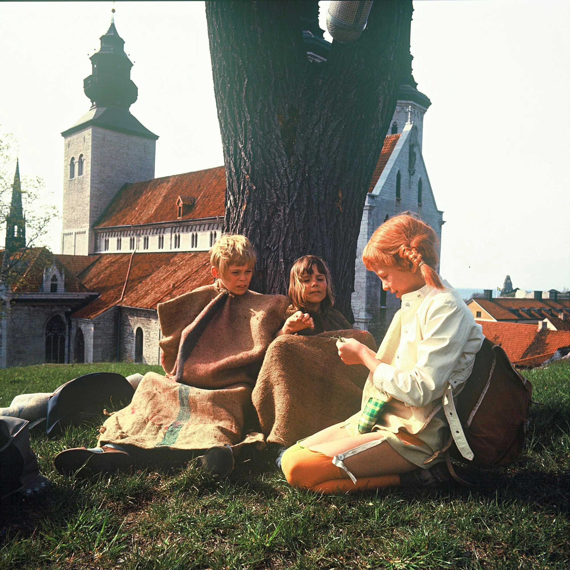 Pippi, Tommy och Annika sitter på Klinten ovanför domkyrkan