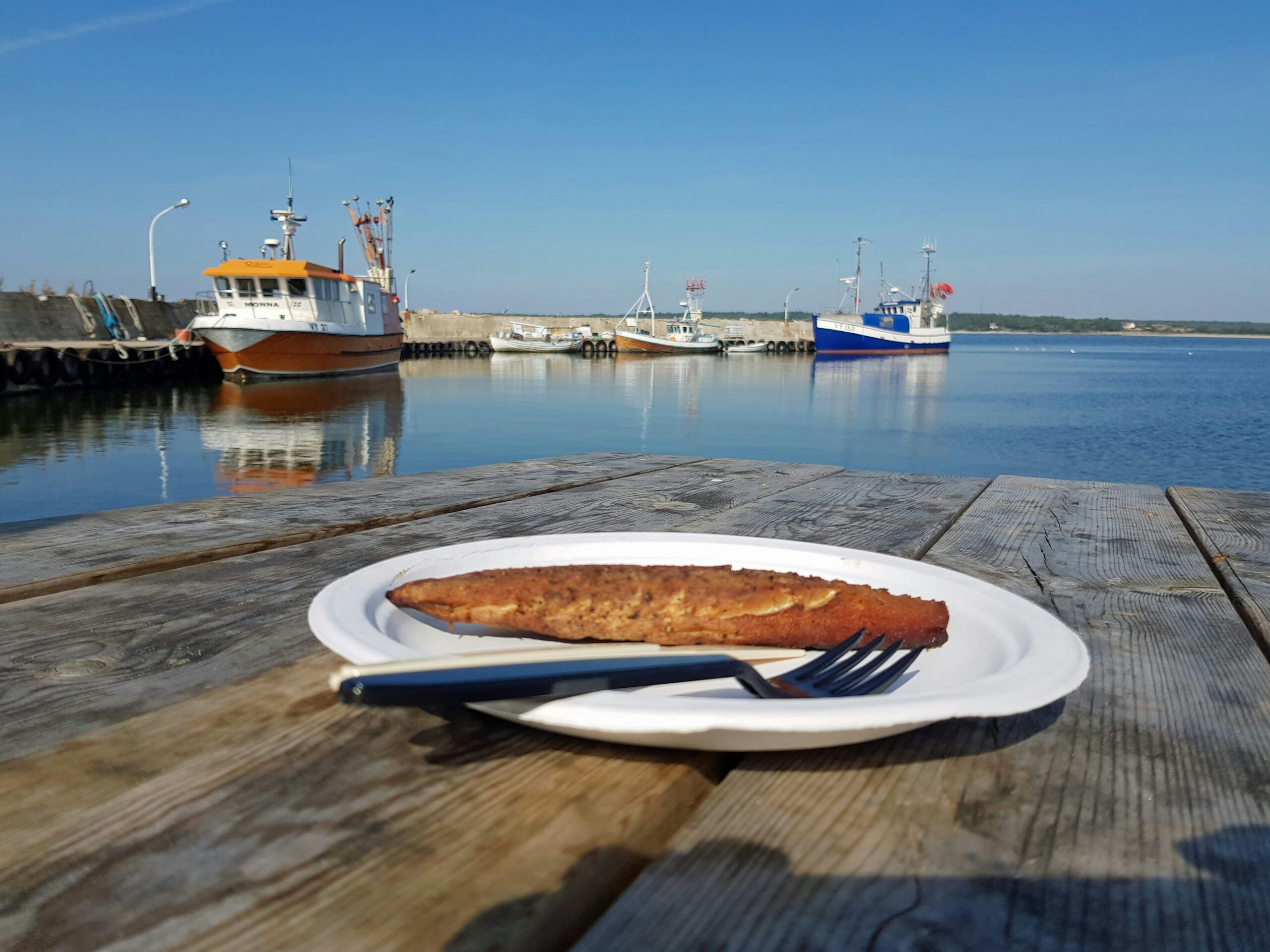 Rökt fisk från Sysne på träbord i hamnen