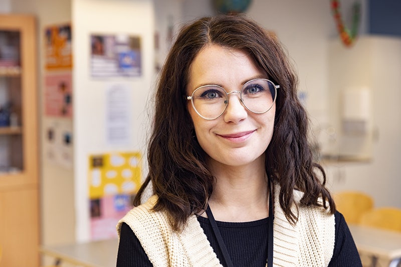 Jennie Björk, lärare står i sin arbetsmiljö i ett klassrum