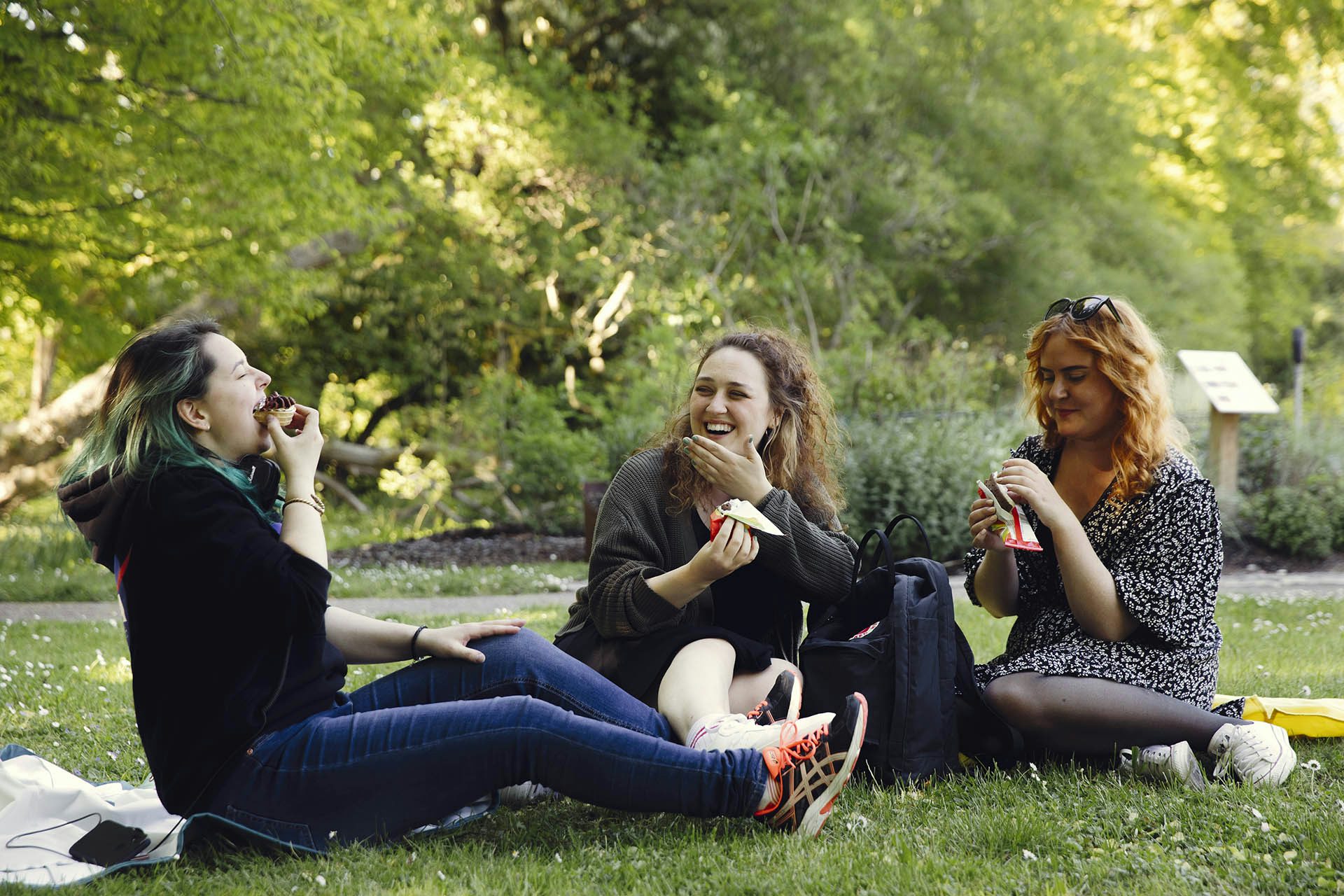 Unga studenter har paus utomhus och äter glass