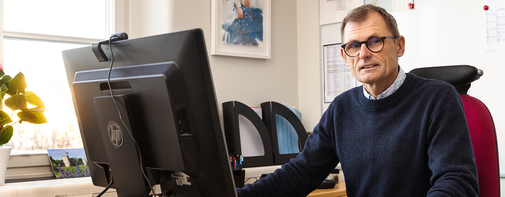 Torsten Flemming, skoldirektör på Gotland sitter vid sitt skrivbord